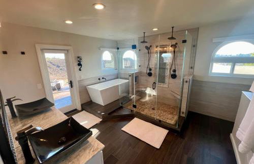 Winery Getaway with Spa and Amazing Hilltop View - Foto 21