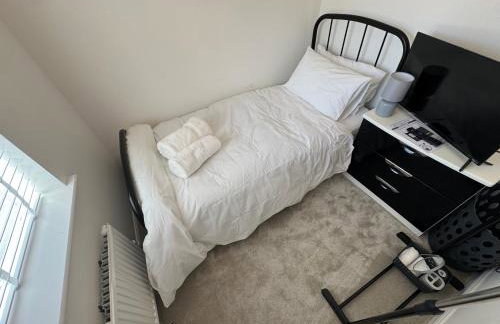 Detached 4BR House - Private Garden, Garage & Parking - Perfect for Long Stays, Families, Contractors - Photo 28