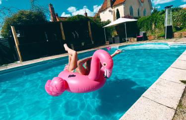 Grade II Listed Farmhouse, Pool, Hot Tub, Games Room, Celebration Hall, Car Park, 10ppl, 45 min from Central London - Foto 1