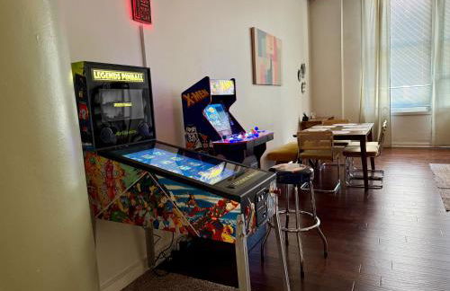 2BR Downtown Gem with Arcade games! - Sleeps 7 - Near Convention Center - Stadium - Photo 10