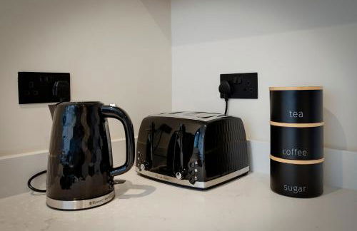 Spacious 5BR Home Near New Forest & Coast - Parking - Sleeps 10 - Photo 11