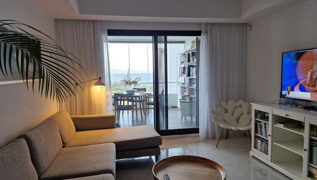Captivating 2-bed Apartment First Line Beach - Foto 4, Zona de estar