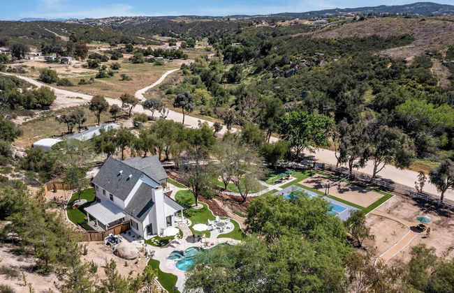 The Riesling Retreat by Avantstay Estate w/ Pool, Hottub, Putting Green & Pickle Ball Court! - Photo 43