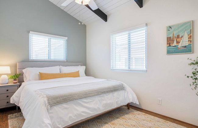 Surfrider II by Avantstay Walk to the Beach + Balcony - Photo 19