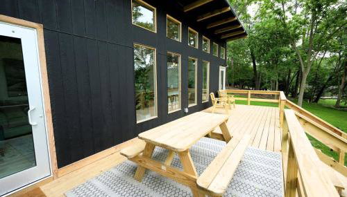 Luxe 2BR Cabin with Deck and Creek View - Working Farm - Foto 5, Garden view