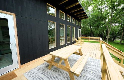 Luxe 2BR Cabin with Deck and Creek View - Working Farm - Foto 5