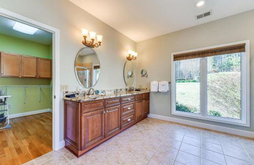 Lake Norman Retreat with Dock, Game Room and Hot Tub - Foto 14