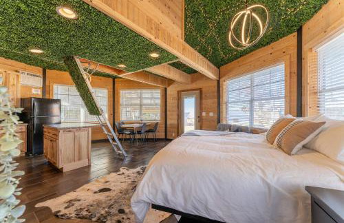 The Yurt at Paradise Pointe with a hot tub fire pit & Grill - Photo 8