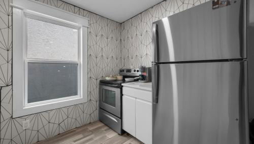 Modern Studio Retreat with Workspace in Houston - Foto 4