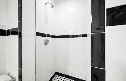 Cozy Up in 5BR Apt Near Charming Oak Square - Foto 20