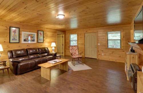 Serene and Secluded Alabama Cabin with Covered Deck! - Foto 9