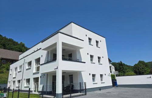 Großes Apartment mit Küche, Dusche, Badewanne, Balkon, Parkplatz vor dem Haus, schnelles Internet, ADA5 - Foto 3