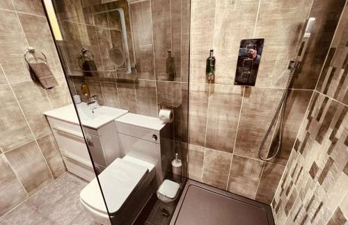 MODERN SUITES -5 Bedroom House- With FREE PARKING Birmingham city - Foto 45