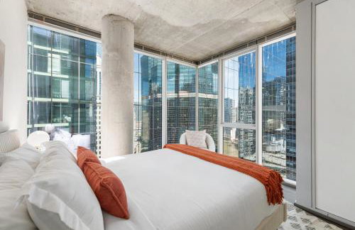 Linea Luxury Living with Indoor Pool and Rooftop Views in The Loop - Photo 51