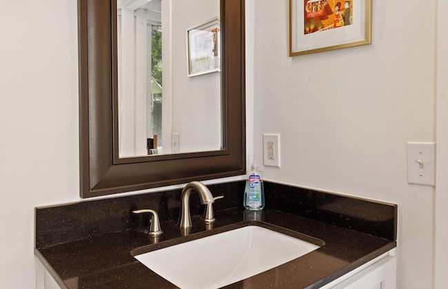 Experience Modern Luxury at Desert Hideaway - Foto 17