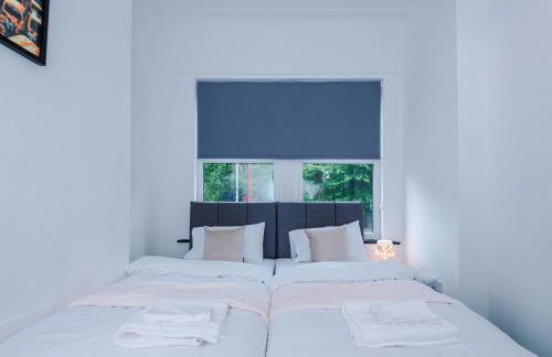 Spacious 5 bedroom house near Leeds City Centre sleeps 12 suits contractors with free parking - Foto 15