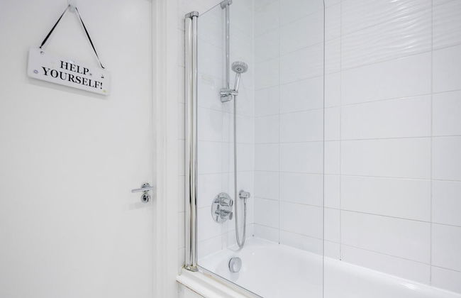 Basildon - 2-bed - Sleeps 5 - Near Train Station - Foto 11