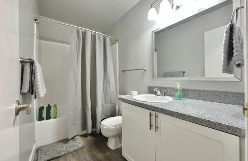 Cozy One-Bedroom Haven with Big Balcony - Foto 11