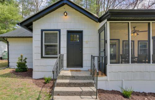 Walk to White Lake Family Home with Deck and BBQ - Foto 23