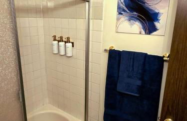 Cozy Luxury - King Bed, Coffee Bar, Sleeps 5 - Foto 13