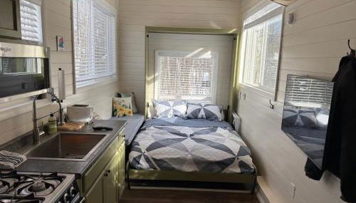 Tiny Home at Bear Mountain -Only 25 Min from Anchorage, Great Central location-Cute & Comfortable - Photo 2