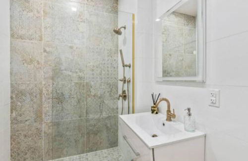 Studio w Charming Juliet Balcony in Upper East - Foto 15