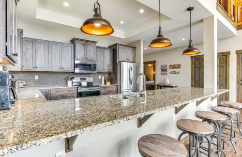 Lavish Retreat with Decks, Steps to Table Rock Lake! - Foto 6