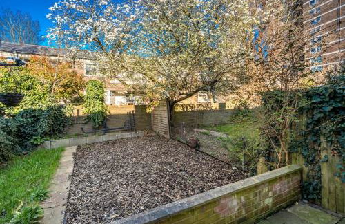 Stylish 3 Bed Home with Gardens Fast Transport Links - Foto 5