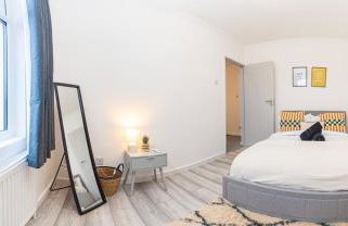 Amanah Properties - Elegant 4-Bedroom Home in Wembley with Parking, Perfect for Contractors - Foto 14