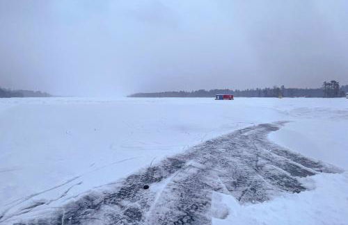 Winter Lake Escape with Access to Ice Fishing! - Foto 2