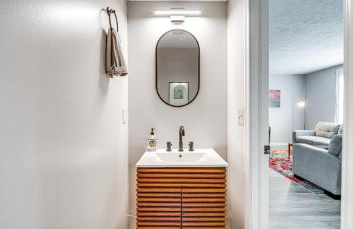 Walk to Main St Hendersonville Chic Home with Yard - Foto 12