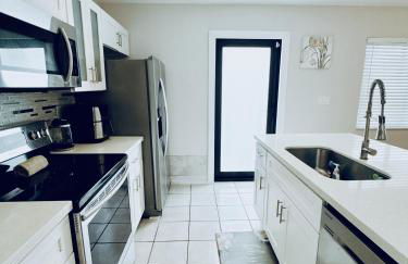 Stylish Stay Close to UM City Vibes - Photo 20