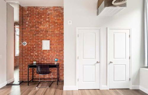 Jennifer's Historic Loft Glass Bedroom - Foto 18
