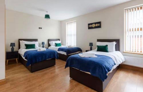 Albert Stays - 5 bed Sleeps 11 - Free Parking - Photo 2