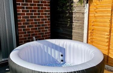 Manchester 2BR Luxe Lounge, Hot Tub, Pool Table - Photo 6