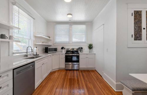 Old Mission Manor - Chic 2br 1ba Apartment - Sleeps 6 - Pool Table - 15 Min Walk to Downtown - Foto 13