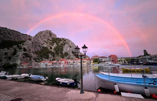 Omis apartment - near beach and town center, ground floor with small garden - Foto 1