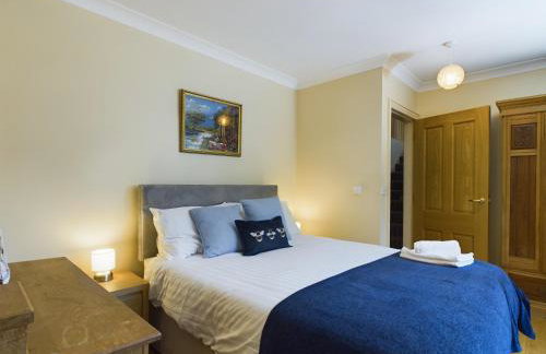 Mourne Mountain Bliss, Rostrevor 4BR Cottage with Patio & BBQ ideal for a relaxing getaway - Photo 11