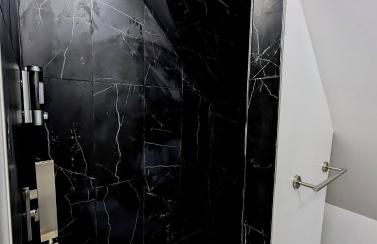 Spacious duplex retreat in city w/ Parking nearby - Foto 15