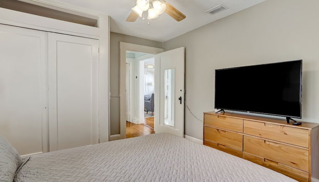 Newly Renovated Home in Downtown Fernandina Beach, A Block Away from Centre Street by RedAwning - Foto 5, Habitación