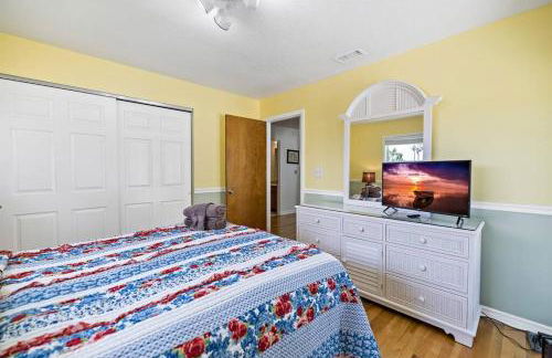 Waterfront home with pool and gameroom! - Foto 33