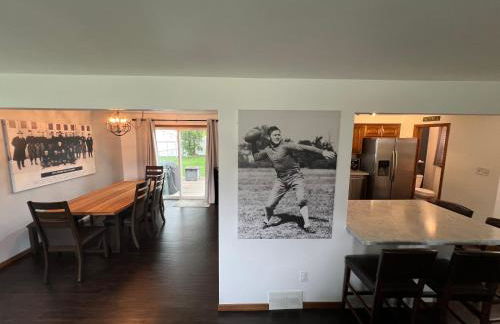 Curly's Quarters (4 Bedroom Home) w/ Lambeau view - Foto 3