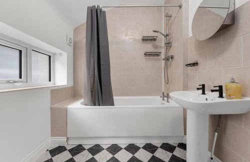 Two Bedroom House by Brookland Stays Serviced Accommodation Short Lets Middleton with Free WiFi - Foto 7