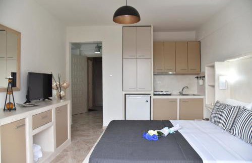 KyMa Studios and Suites - Photo 44