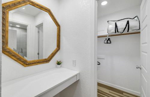 Arlington Entertainment District Home Green & White Door - Foto 32