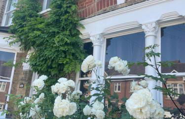 Traditional English 4 bedroom home in Greenwich - Foto 1