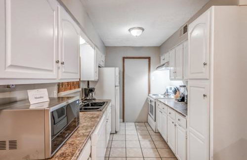 Minutes from the Airport - Wonderful Warrington - Photo 2