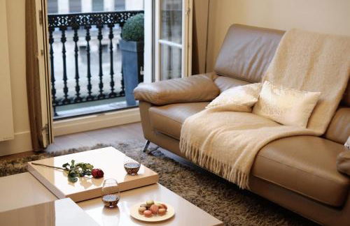 Two Bedroom Luxury Apartment - Balcony with View of Notre Dame - Foto 12