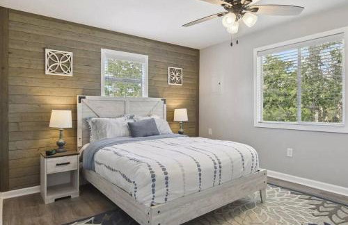 Waterfront Home Game Room Ping Pong Outdoor Bar Area - Foto 15