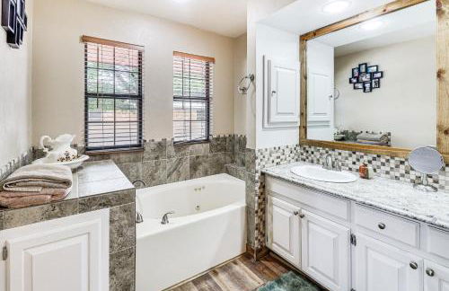 3 Mi to Downtown Roswell Home with Patio and Yard - Foto 14